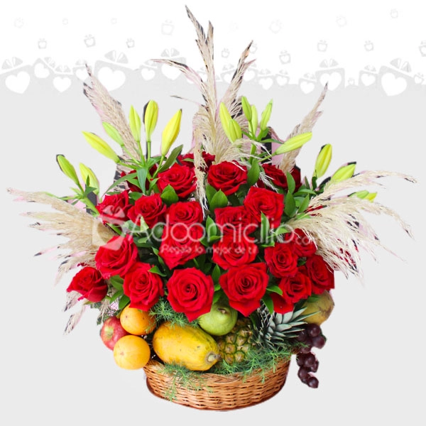 Arreglo Frutal Con Rosas Y Lirios Para Mama A Domicilio Pereira 